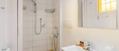Shower, hair dryer, towels