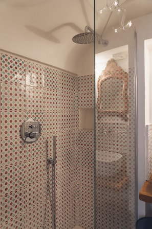 Dusche, Haartrockner, Bidet, Handtücher
