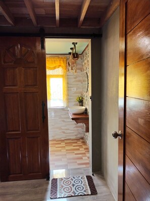 Serviettes fournies, savon, papier toilette