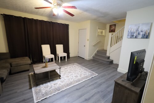 Large Updated 3 bedroom Townhome w/ mountain view nearby Kanawha river