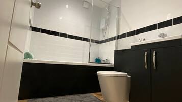 Apartment | Bathroom | Combined shower/bathtub, deep-soaking bathtub, towels