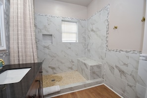 Hair dryer, towels, soap, toilet paper - Luxury 6BR Atlanta Home – Sleeps 24, WiFi, Parking, Near Midtown & Downtown (Atlanta)