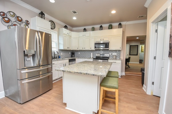 Kjøleskap, mikrobølgeovn, ovn og kokeplater