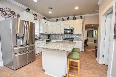 6BR Luxury Urban Escape Sleeps 24/WiFi/Pvt.Parking/5mi.to Mdtwn&less to Dtwn ATL