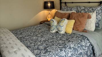 2 bedrooms, desk, iron/ironing board, free WiFi