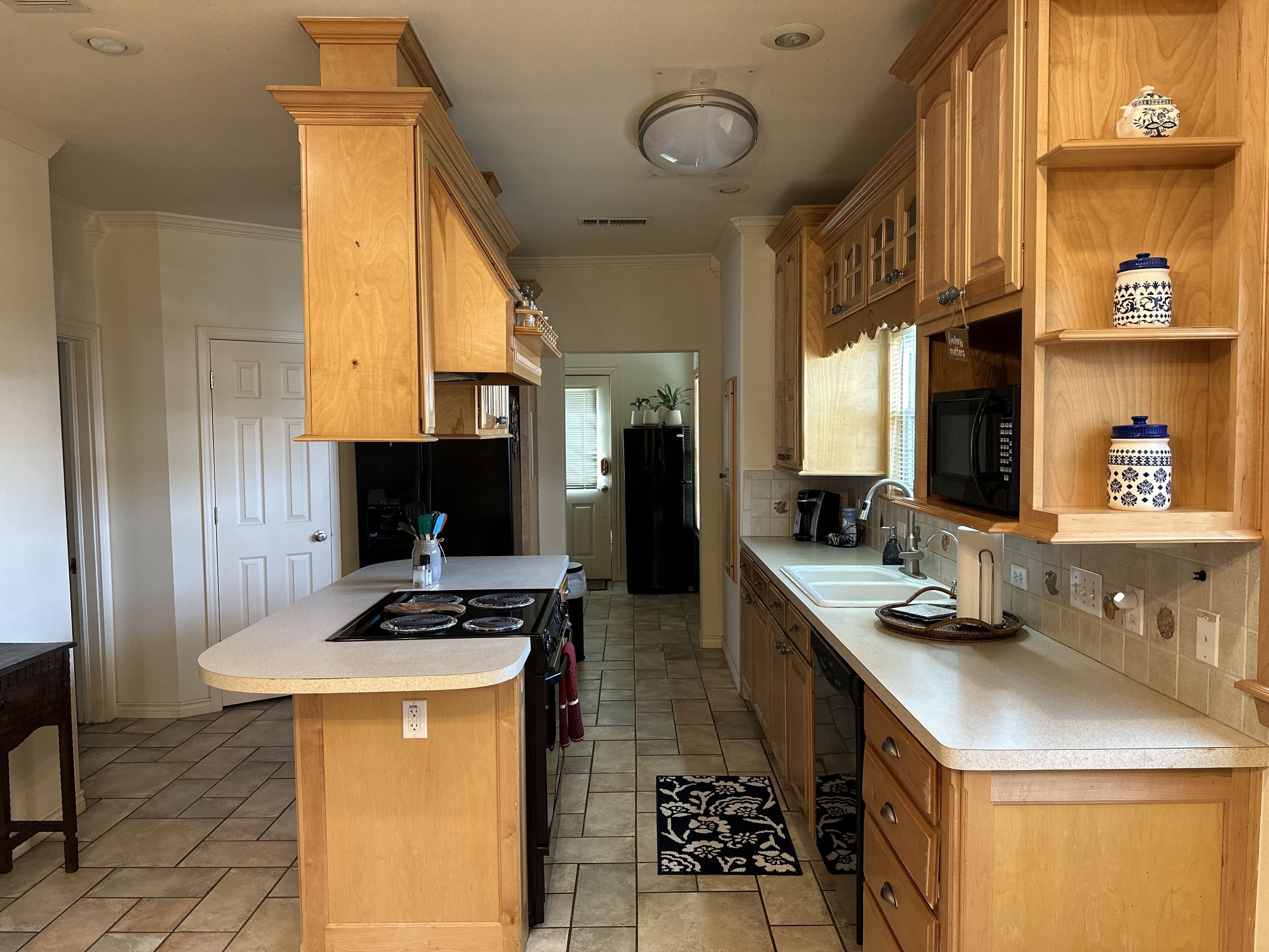 Frigor ífico, microondas, horno y placa de cocina