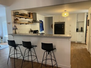 Fridge, microwave, oven, stovetop - TranquilityCove ☀️
Lakeside 🌊 Boat Dock 🎣 Kayaks 🛶 (Royal)