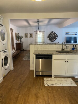 Fridge, microwave, oven, stovetop - TranquilityCove ☀️
Lakeside 🌊 Boat Dock 🎣 Kayaks 🛶 (Royal)