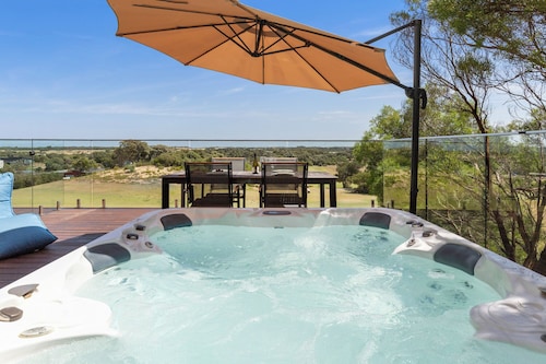 Moonah Views Luxury Getaway with Jacuzzi