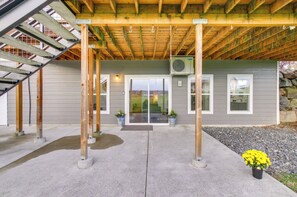 Interior - Chic & Modern Snohomish Hideaway on a Working Farm (Snohomish)