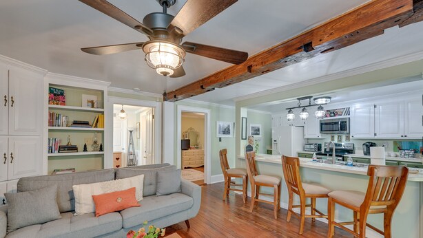 TV, books - Convenient New Bern Apt With Patio Access! (New Bern)