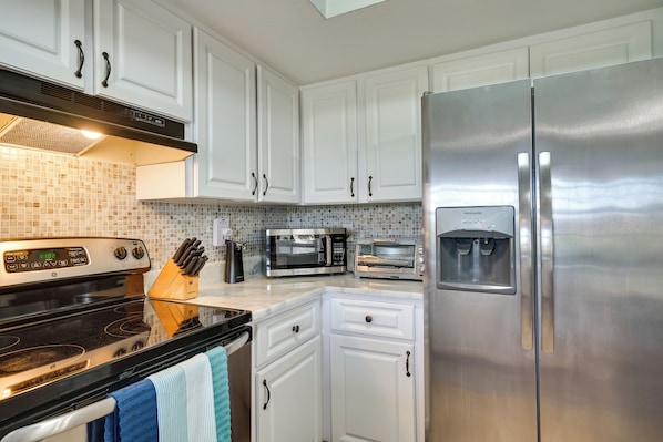 Interior - Hot Tub & Pool: Coconut Palms in Cape Coral (Cape Coral)