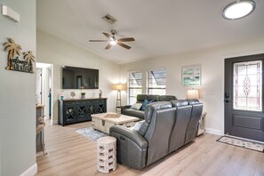 House (3 Bedrooms) | Interior - Hot Tub & Pool: Coconut Palms in Cape Coral (Cape Coral)