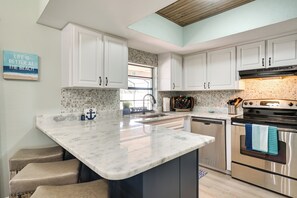 House (3 Bedrooms) | Interior - Hot Tub & Pool: Coconut Palms in Cape Coral (Cape Coral)