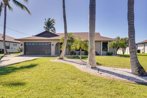 House (3 Bedrooms) | Interior - Hot Tub & Pool: Coconut Palms in Cape Coral (Cape Coral)