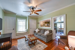 อพาร์ทเมนท์ (1 Bedroom) | บริเวณนั่งเล่น | หนังสือ