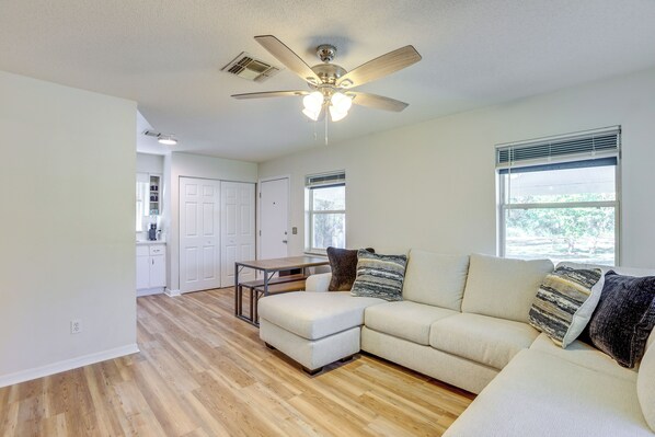 House (2 Bedrooms) | Interior - Williston Home w/ Yard: 6 Mi to Devils Den Spring (Williston)