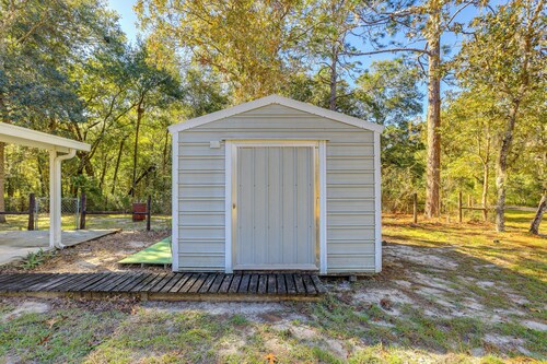 Williston Home w/ Yard: 6 Mi to Devils Den Spring