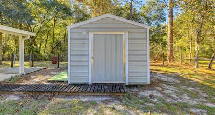 Williston Home w/ Yard: 6 Mi to Devils Den Spring