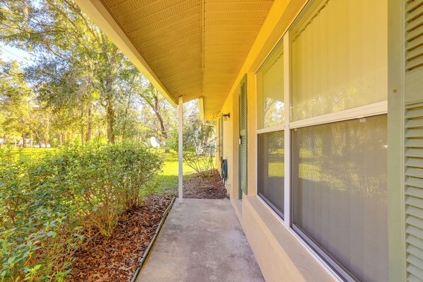 House (2 Bedrooms) | Interior - Williston Home w/ Yard: 6 Mi to Devils Den Spring (Williston)