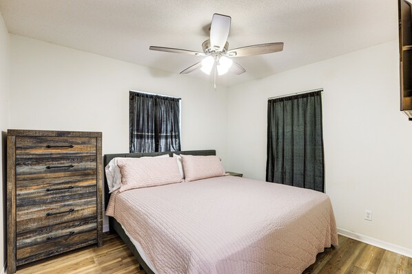 House (2 Bedrooms) | Interior - Williston Home w/ Yard: 6 Mi to Devils Den Spring (Williston)