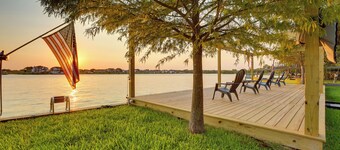 บ้านริมน้ำ Willis พร้อมระเบียงบน Lake Conroe!