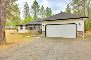 House (4 Bedrooms) | Interior - Charming Idaho Home w/ Hot Tub, Near Beaches! (Sagle)