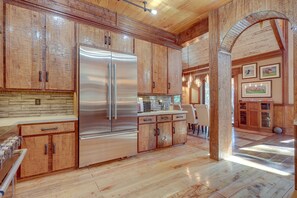 Een microgolfoven, een oven, een kookplaat, een vaatwasser