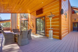 Outdoor dining - Angel Fire Cabin Rental w/ Private Hot Tub & Deck! (Angel Fire)