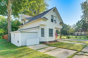 House (3 Bedrooms) | Interior - Cozy Hart Getaway w/ Fire Pit < 1 Mi to Lake! (Hart)