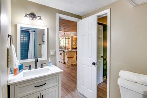 Apartment (1 Bedroom) | Bathroom | Towels