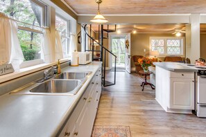 Apartment (1 Bedroom) | Interior - Black Mountain Cabin Apartment ~ 2 Mi to Downtown! (Black Mountain)