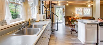 Black Mountain Cabin Apartment ~ 2 Mi to Downtown!