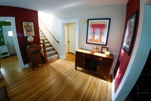 Interior - Steps to Downtown Iowa City, Cozy and Colorful! (Iowa City)