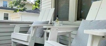 Steps to Downtown Iowa City, Cozy and Colorful!