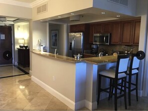 Frigorífic, microones, forn i placa de cuina 