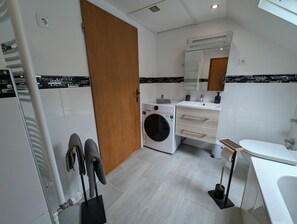 Dusj, håndklær, såpe og toalettpapir