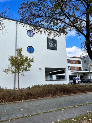 Front of property - AMH - Wohnen auf Zeit (Munich)
