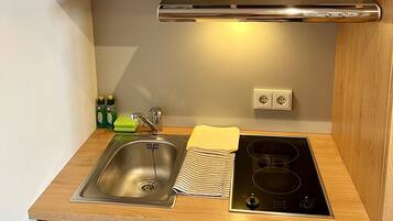 Basic Room | Private kitchen | Fridge, microwave, stovetop, electric kettle