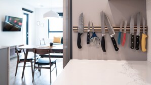 Una cocina moderna con un soporte para cuchillos que contiene diversas herramientas de cocina.