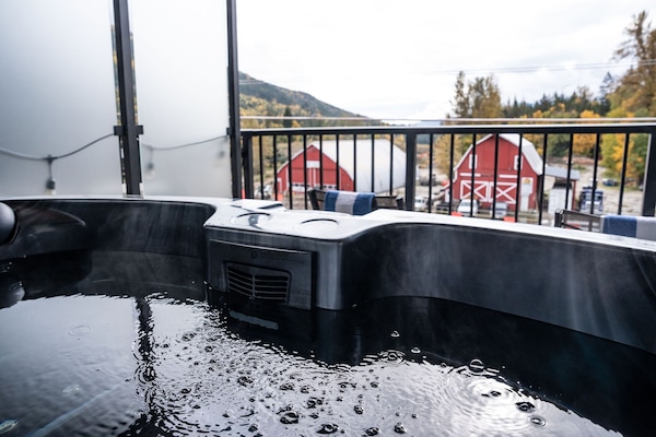 Luxury Condo | Private spa tub