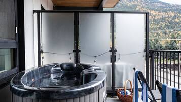 Luxury Condo | Private spa tub