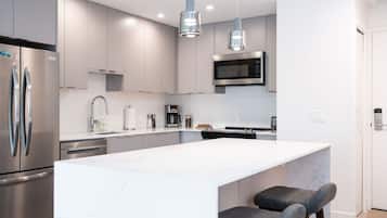 Condo de lujo | Cocina privada | Refrigerador con congelador, microondas, horno y lavavajillas