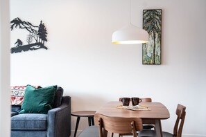 Condo luxueux | Repas dans la chambre