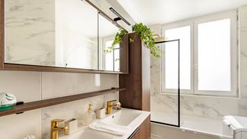 Jetted tub, hair dryer, bidet, towels