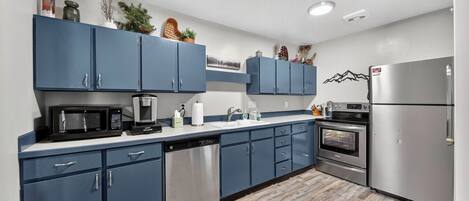 Køleskab, mikrobølgeovn, ovn, kogeplade