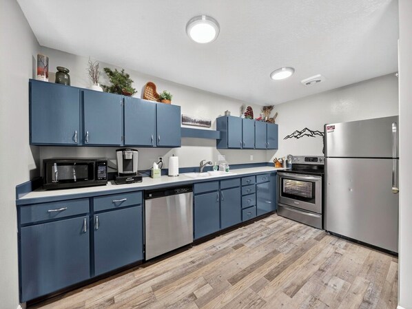 Réfrigérateur, micro-ondes, four, plaque de cuisson