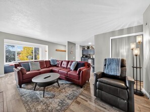 Una Smart TV, una chimenea