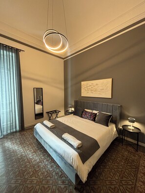 Doppia Deluxe, vista città | Una cassaforte in camera, una scrivania, postazione laptop