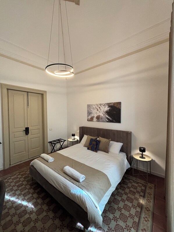 Deluxe Double Room, City View | In-room safe, desk, laptop workspace, blackout curtains - Celeste Rooms (Catania)